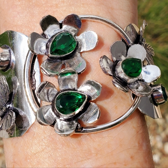New Unique Peridot Butterflies and Flowers Silver Cuff Bracelet. - Picture 8 of 16